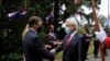 El presidente de Uruguay, Luis Lacalle Pou, (izq), recibe a su homólogo chileno, Sebastián Piñera (der), en Montevideo el 26 de septiembre de 2021. Foto cortesía de la Presidencia de Uruguay.