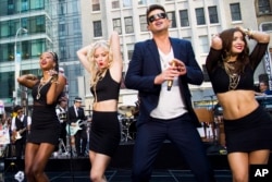 Robin Thicke performs on NBC's "Today" show on July 30, 2013 in New York.