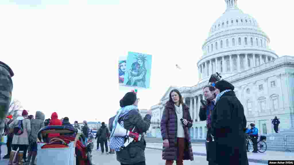 Protesters assembled on the Capitol Hill, Feb. 4, 2017, to protest what they see as a ban on Muslims entering the United States. A contingent of U.S. Capitol police stood ready. (A. Azhar/VOA)
