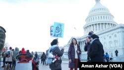 واشنگٹن میں ٹرمپ کے حکم نامے کے خلاف مظاہرے میں شریک لوگ