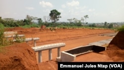 Le tracé de l'autoroute entre l'aéroport international Yaoundé, Nsimalen et le centre ville, a rasé le massif forestier au village Toutouli, le 24 novembre 2017. (VOA/Emmanuel Jules Ntap) 