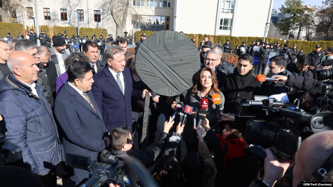 Emek Partisi Gaziantep Milletvekili Sevda Karaca’nın da katıldığı kayyum protestosunda, “Her türlü başlıkta ortak mücadele yürütmek boynumuzun borcudur” yaklaşımıyla muhalefet arasında iş birliği mesajı verilmesi ardından İçişleri’nin önüne siyah çelenk de bırakıldı. 