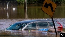 Automobil potopljen ulici u poplavi koju je izazvao uragana Ajda, u Somervilu, Nju Džersi, 2. septembra 2021.