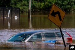 Potopljeni automobil u Somervilleu, New Jerseyju, 2. septembar 2021.