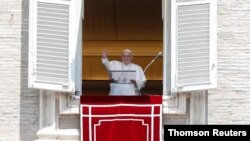 El papa Francisco dirige la oración del Ángelus en el Vaticano, el domingo 18 de julio de 2021.