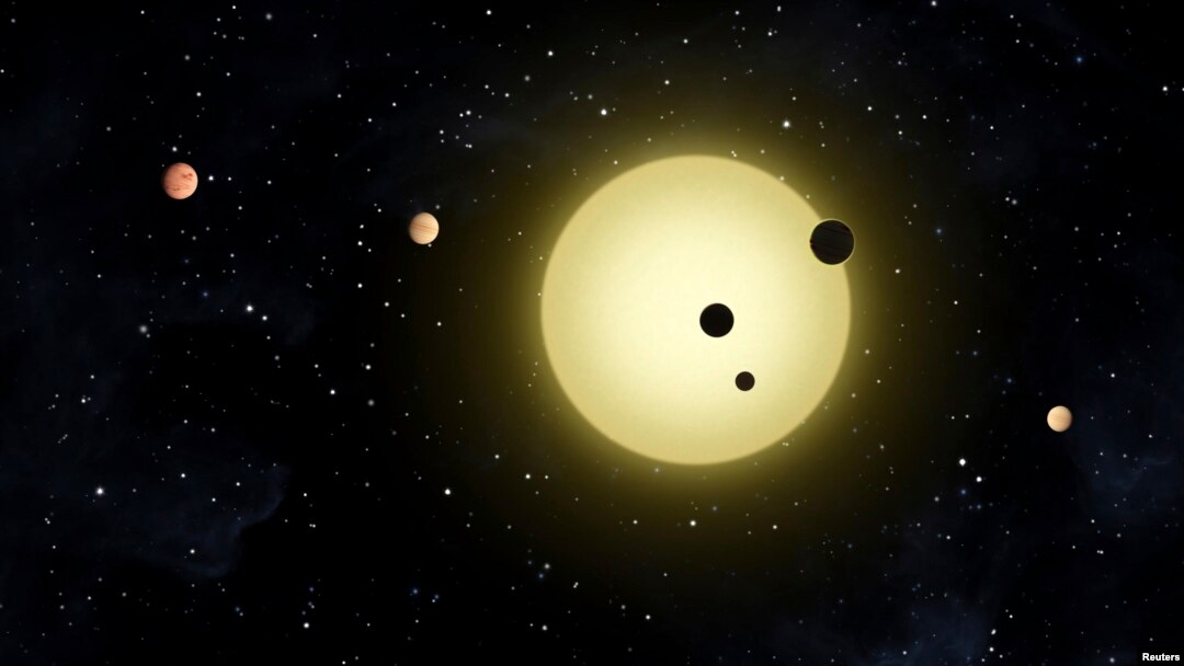 Esta es una imagen artística de la NASA que muestra al Sol no como el centro del sistema solar, sino más bien, como parte de él con seis planetas en la órbita. 
