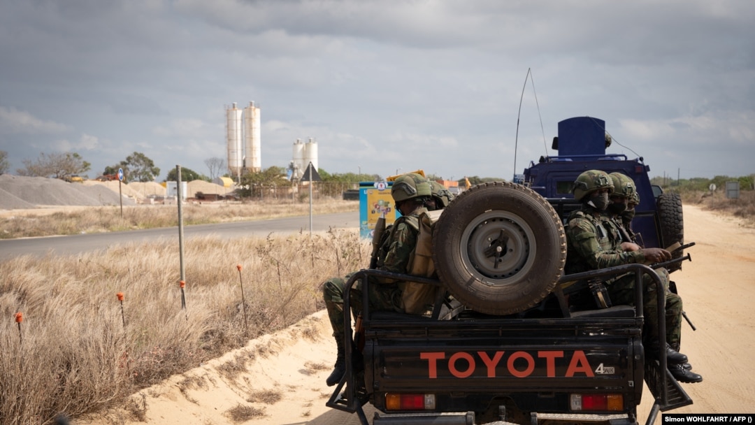 Soldados ruandeses em partulha perto do comlexo da Total em Afungi, Cabo Delgado