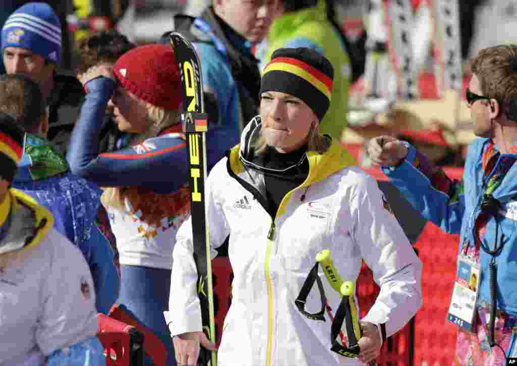 Pemain ski Jerman, Maria Hoefl-Riesch meninggalkan garis finish setelah berkompetisi di Krasnaya Polyana, Rusia (10/2).&nbsp;(AP/Gero Breloer)