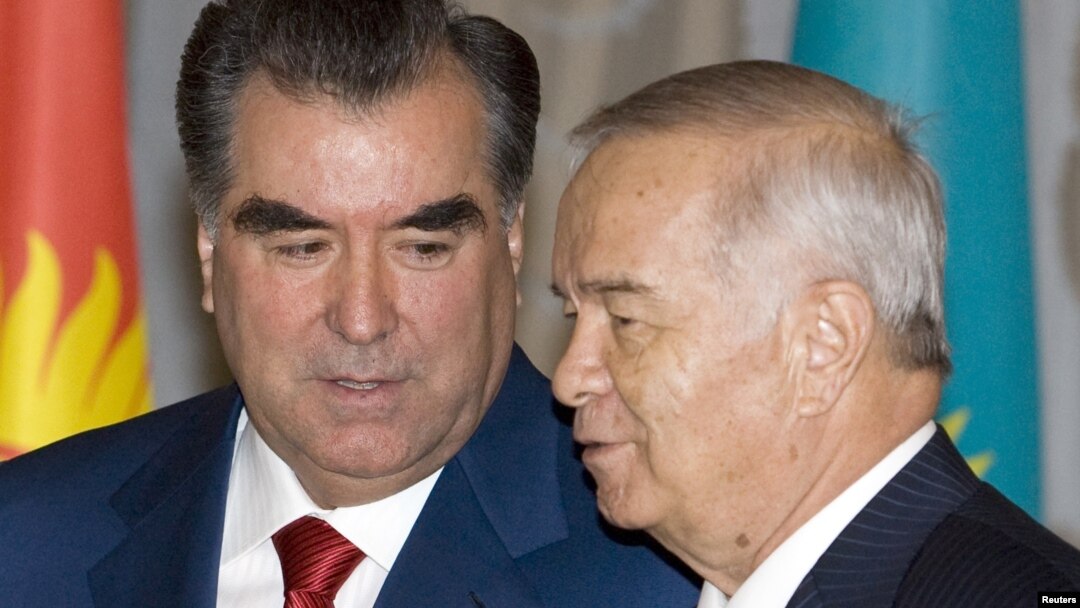Tojikiston Prezidenti Emomali Rahmon (chapda) O'zbekiston rahbari Islom Karimov bilan, Olma-ota, Qozog'iston, 28-aprel, 2009-yil.