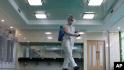 지난달 31일 북한 평양 류경원(Ryugyong Health Complex)의 대중 목욕탕에서 직원이 코로나바이러스 방지를 위해 소독작업을 하고 있다.