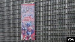 La propaganda política empapela las calles y edificios de la ciudad de Caracas en Venezuela vísperas de las elecciones presidenciales. [Foto: VOA, Iscar Blanco].