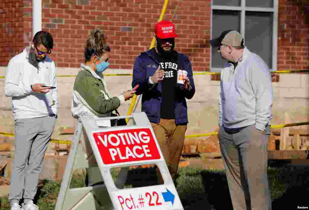Ciudadanos hacen fila en un centro de votaci&#243;n el d&#237;a de las elecciones en Charlotte, Carolina del Norte, el 3 de noviembre de 2020.