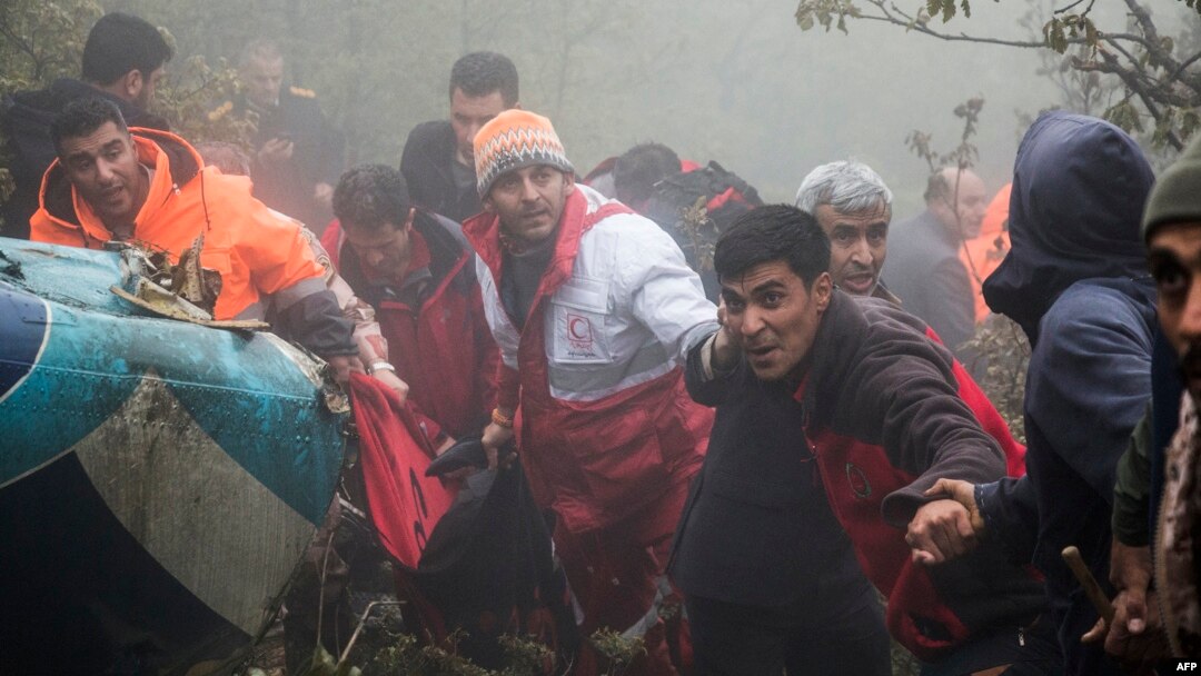 20 Mayıs 2024 - Kurtarma ekipleri İran'ın kuzeybatısındaki Varzaghan'ın sisle kaplı dağlık bölgesinde İran Cumhurbaşkanı, Dışişleri Bakanı ve diğer yetkilileri taşıyan helikopterin düştüğü yerde ölenlerin cenazelerini taşıyor. 