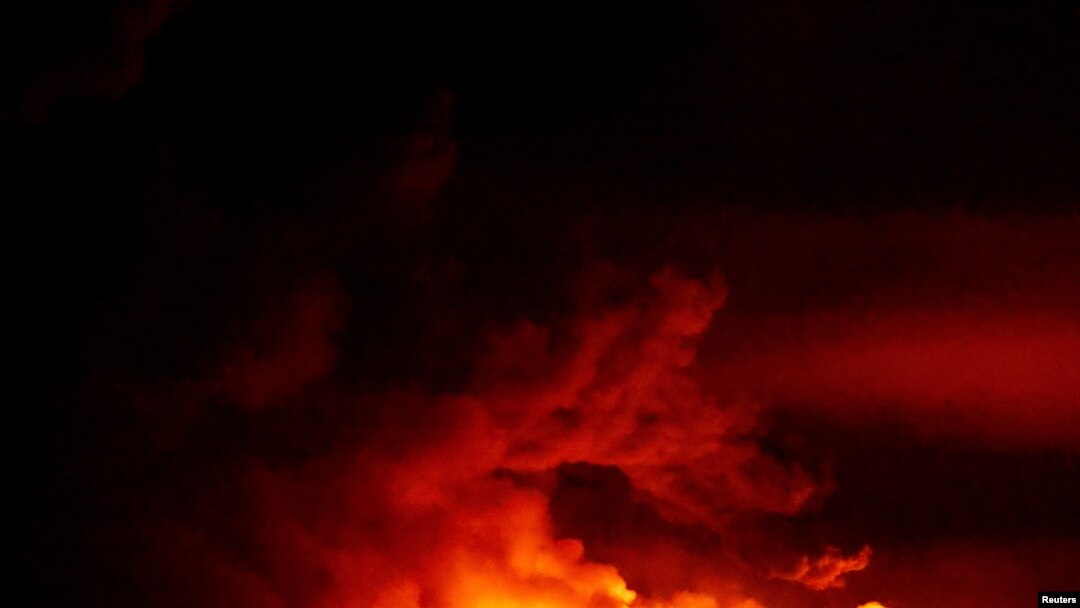 El fuego arde en Gaza, en medio del conflicto en curso entre Israel y el grupo islamista palestino Hamás, visto desde el sur de Israel, el 15 de diciembre de 2023.