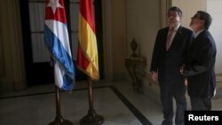 Germany's Economy Minister Sigmar Gabriel, left, and Cuba's Foreign Minister Bruno Rodriguez look at the ceiling of the building housing the foreign ministry prior to a meeting in Havana, Jan. 7, 2016.