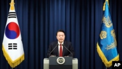 En la fotografía proporcionada por la Oficina Presidencial de Corea del Sur, el presidente Yoon Suk Yeol, habla durante una conferencia de prensa en la oficina presidencial en Seúl el martes 3 de diciembre de 2024. (Ministerio de Unificación de Corea del Sur vía AP). 