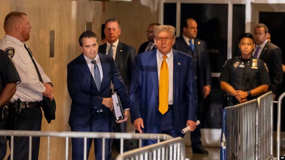 El expresidente Donald Trump abandona el tribunal el jueves 2 de mayo de 2024 en Nueva York, tras los procedimientos del día en su juicio por pago secreto de dinero.