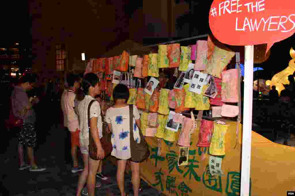 香港支联会在尖沙嘴钟楼旁举办中秋民主灯火行动 (美国之音海彦拍摄)