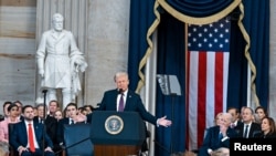 Donald Trump habla tras prestar juramento durante la ceremonia de investidura como el 47.º presidente de Estados Unidos, en Washington, el lunes 20 de enero de 2025.