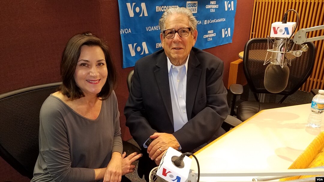 Allan Myer (kanan) dalam wawancara dengan VOA di Washington DC. 