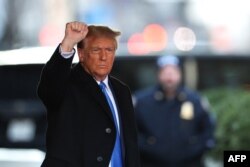 Mantan Presiden AS Donald Trump meninggalkan Trump Tower menuju pengadilan federal Manhattan untuk sidang pencemaran nama baik kedua terhadapnya, di New York City pada 22 Januari 2024. (Foto: AFP)