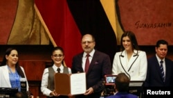 Viviana Veloz recibe el certificado de posesión como Primera Vicepresidenta de la Asamblea Nacional de Ecuador, en Quito, Ecuador, el 17 de noviembre de 2023.