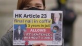 资料照片: 2024年3月23日支持香港民主派的香港活动人士在伦敦参加抗议香港新国家安全法的活动，即《基本法》第23条立法