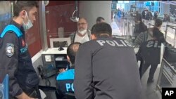 Potongan gambar dari video yang dirilis oleh Kepolisian Turki menunjukkan pebisnisSamir Handal (tengah) dinterogasi Bandara Internasional Istanbul di Turki, pada 15 November 2021. (Foto: Turkish Police via AP)