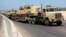 Tanques egipcios son transportados en El Arish, en el norte de la Península de Sinaí.