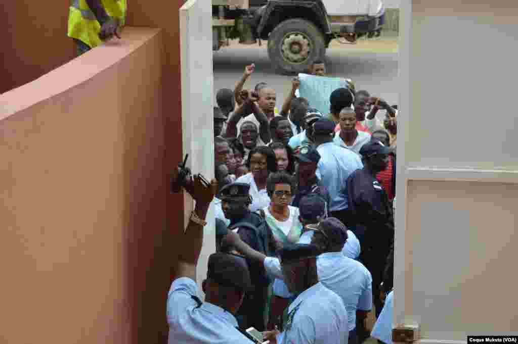 Entrada do Tribunal Provincial de Luanda. 16 Nov 2015