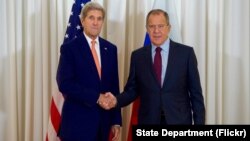 El secretario de Estado de EE.UU., John Kerry y el ministro de Relaciones Exteriores ruso, Sergey Lavrov, se reunieron en Ginebra, el viernes, 26 de agosto de 2016.