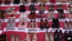 Los nombres de las víctimas de violencia de género y zapatos de mujer donados se muestran en el borde de la playa de Copacabana para conmemorar el Día Internacional de la Eliminación de la Violencia contra la Mujer, en Río de Janeiro, Brasil, el sábado 25 de noviembre de 2023.