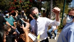 El gobernador de California, Gavin Newsom, se toma fotos con sus partidarios después de hablar en el St. Mary's Center durante un mitin antes de las elecciones revocatorias lideradas por los republicanos, en Oakland, California, el 11 de septiembre de 2021.
