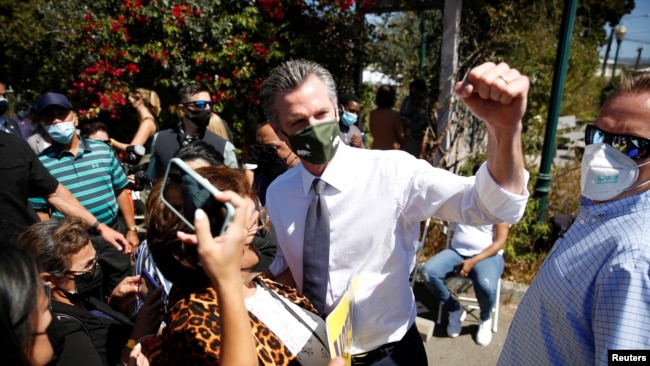 El gobernador de California, Gavin Newsom, se toma fotos con sus partidarios después de hablar en el St. Mary's Center durante un mitin antes de las elecciones revocatorias lideradas por los republicanos, en Oakland, California, el 11 de septiembre de 2021.