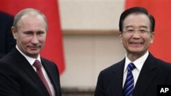 원자바오 중국 총리와 만난 푸틴 러시아 총리(좌)