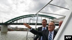 Kandidat Srpske napredne stranke za gradonačelnika Beograda Aleksandar Vučić i bivši gradonačelnik Njujorka Rudolf Djulijani brodom su se provozali rekom Savom.