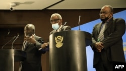 (L to R) Sudan Minister of Finance Gibril Ibrahim, Central Bank governor Mohamed al-Fatih and Minister of Trade Ali Geddo attend a press conference in Khartoum on Feb. 21, 2020.