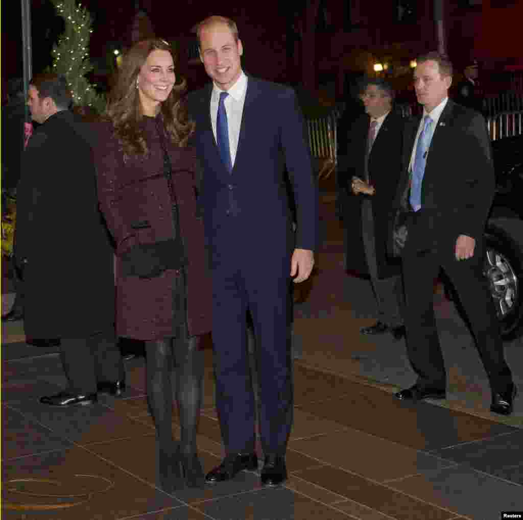 Pangean William, Duke of Cambridge, dan istrinya Catherine, Duchess of Cambridge, tiba di hotel Carlyle di New York, 7 Desember 2014.
