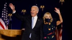 Joe Biden e esposa Jill Biden saúdam apoiantes