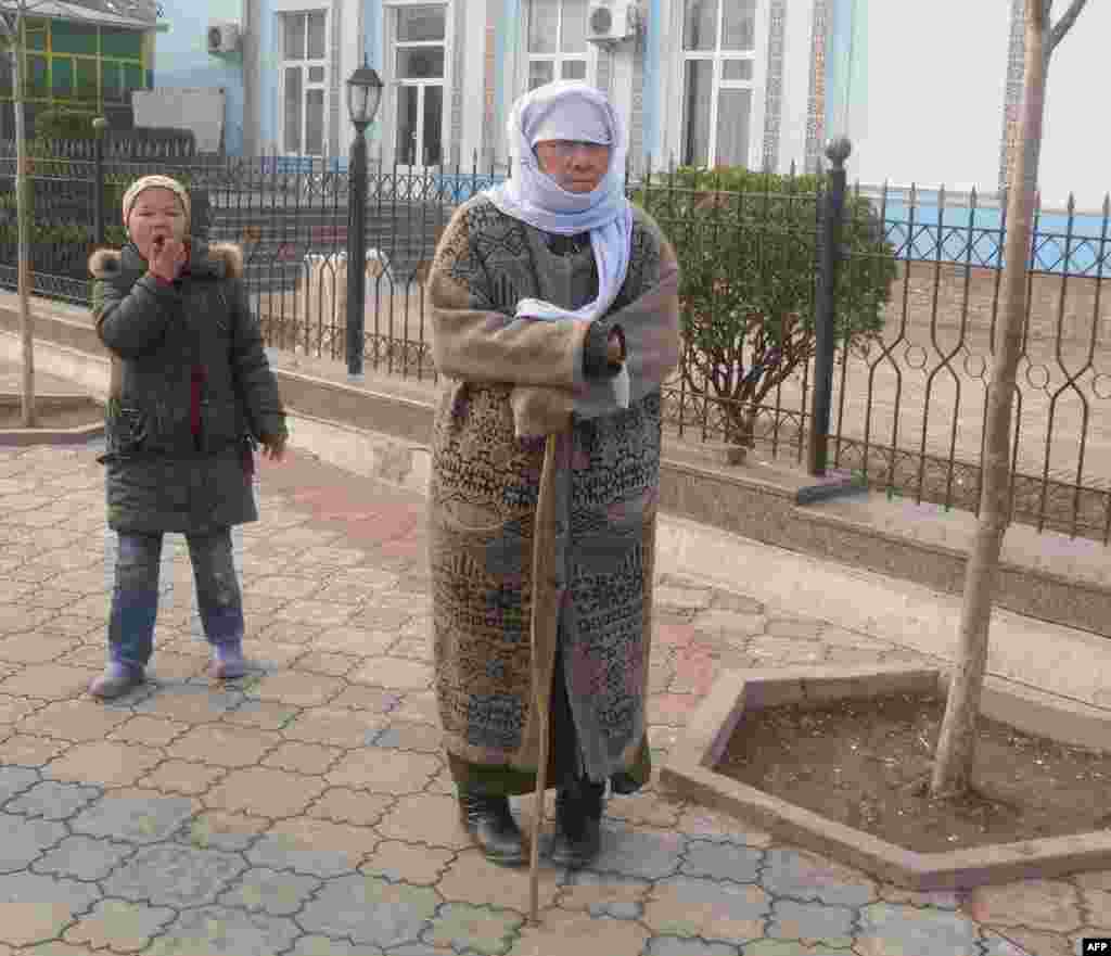 Muhtoj ona nevarasi bilan sadaqaga chiqdi