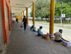 Los vendedores ambulantes son los más afectados con el cierre del parque Daniel Hernández en Santa Tecla, El Salvador.