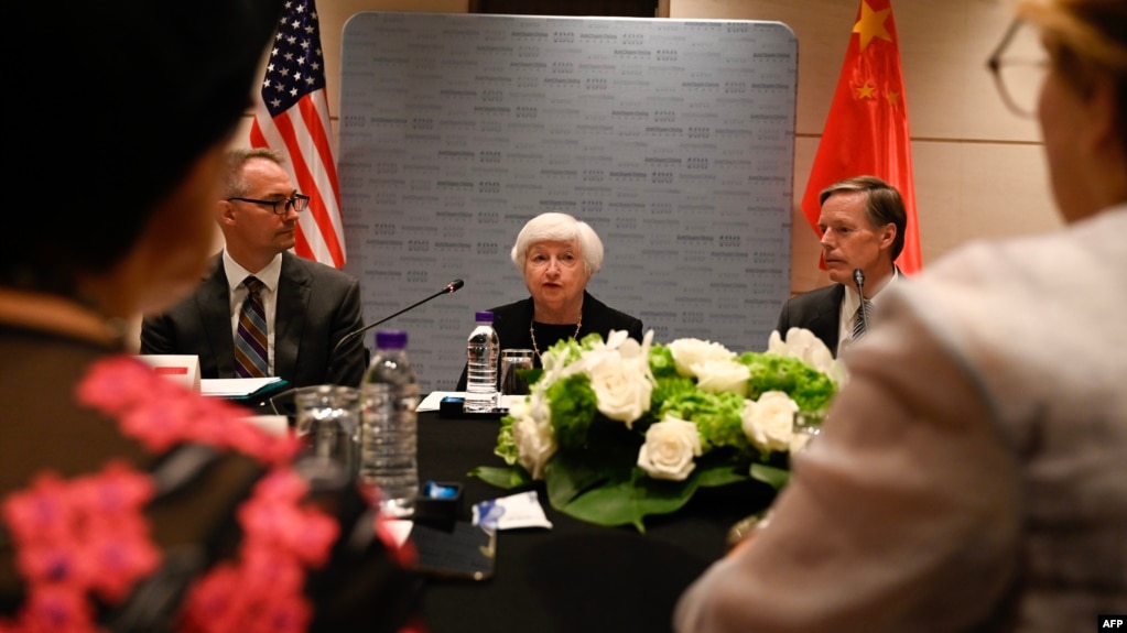 2023 年 7 月 7 日，美国财政部长珍妮特·耶伦在北京出席与中国美国商会成员举行的商业圆桌会议。(photo:VOA)