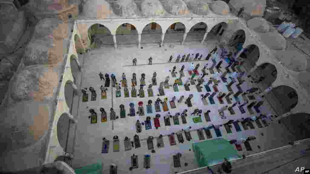 팔레스타인 가자지구 가자시티에서 이슬림 신자(무슬림)들이 알피트르(Eid al-Fitr) 기도회에 참석했다.