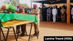 Le VDP Soumaila Ganamé dit Ladji Yoro est décoré à titre posthume par le ministre des Armées le général Barthélémy Simporé, Ouagadougou le 26 décembre 2021.