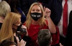 마조리 테일러 그린 공화당 연방 하원의원이 올 초 의회 개원 당시 "트럼프가 이겼다"는 문구가 새겨진 마스크를 쓰고 있다.