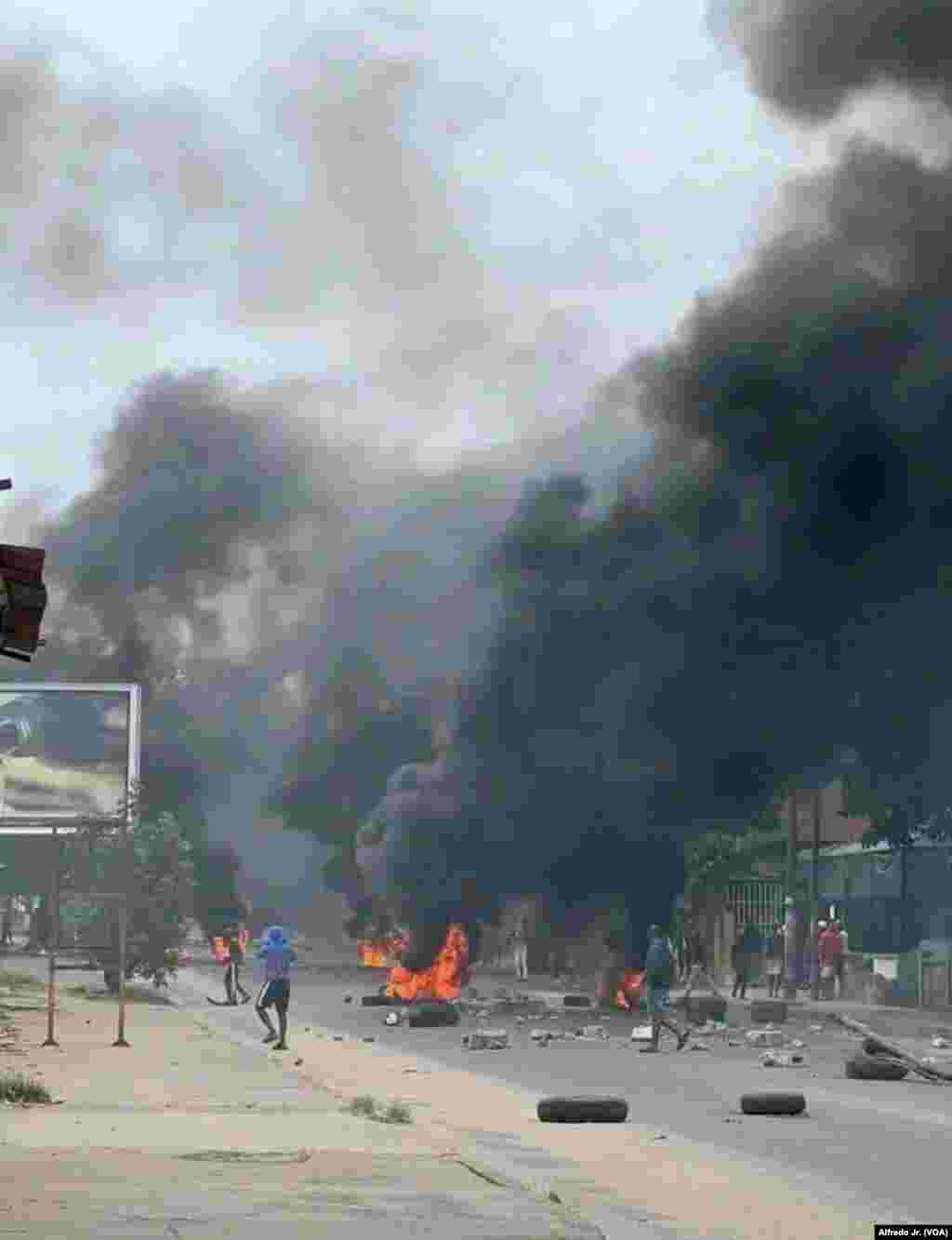 Manifestantes queimam pneus nas ruas de Maputo, durante protesto convocado por Venâncio Mondlane. Moçambique, 7 de novembro