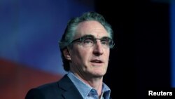 ARCHIVO - El gobernador Doug Burgum (R-ND) habla con los delegados en la Convención Estatal Republicana en Grand Forks, Dakota del Norte, EEUU, el 7 de abril de 2018.