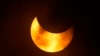 ARCHIVO - La luna se mueve frente al sol durante un eclipse solar anular, o anillo de fuego, el sábado 14 de octubre de 2023, visto desde San Antonio. AP