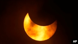 ARCHIVO - La luna se mueve frente al sol durante un eclipse solar anular, o anillo de fuego, el sábado 14 de octubre de 2023, visto desde San Antonio. AP