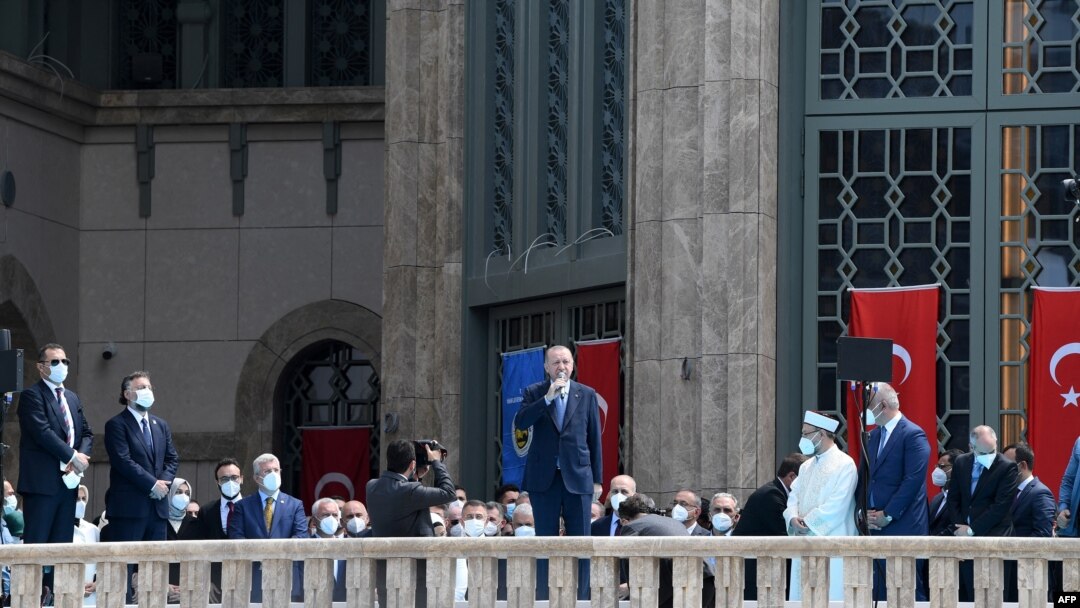 Presiden Turki Recep Tayyip Erdogan memberikan pidato setelah salat Jumat saat peresmian masjid berkapasitas 4000 di alun-alun Taksim yang ikonik di Istanbul pada 28 Mei 2021. (Foto: AFP)